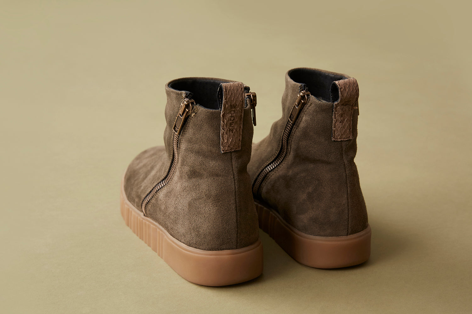 Pleje af sko, støvler og sneakers i ruskind