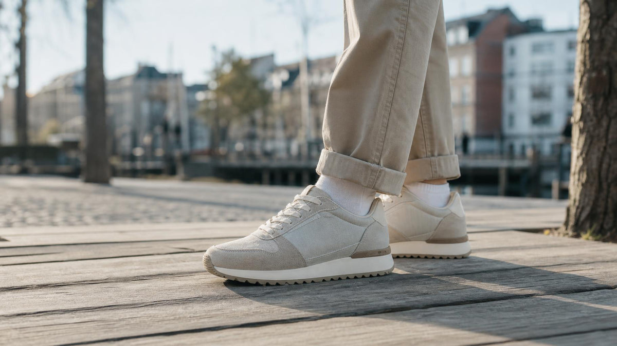 Neutralt stemningsbillede af et par sneakers i naturligt lys