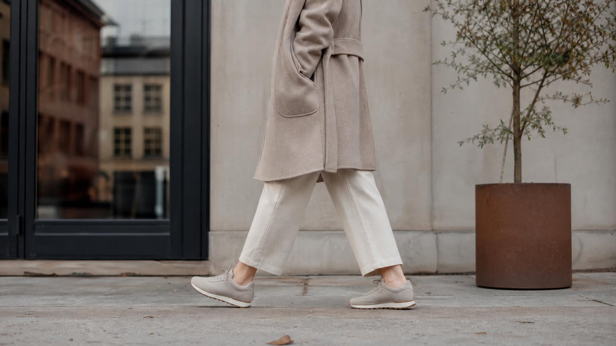 Person i komfortable sneakers på gåtur i byen med afslappet stemning