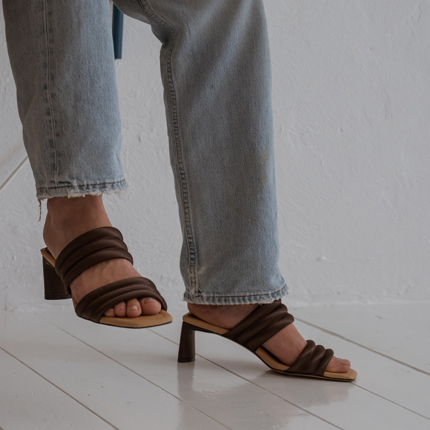 SHOE THE BEAR WOMENS Sylvi hæl tekstil Heel Sandals 869 BROWN SATIN